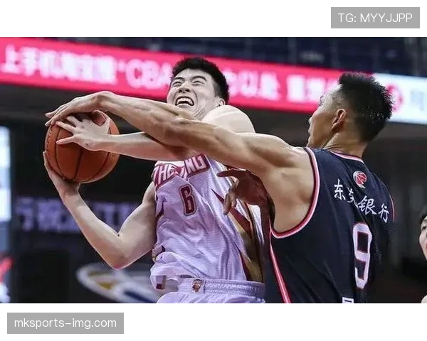 抱人犯规判罚标准解析：何时算犯规，裁判为何难判？