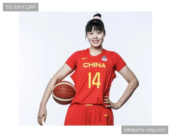 李月汝今天居然穿了百来块的淘宝鞋，跟她场上的霸气家完全不是一个人啊！