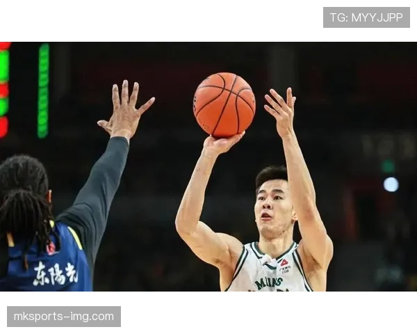 郭昊文今天出街这身，比我房租还阔气，想哭